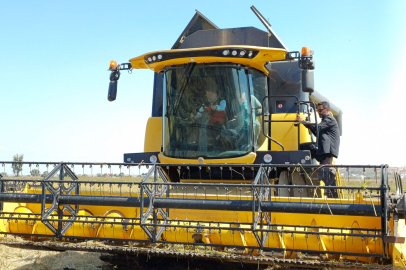 Bakan Yumaklı Direksiyona Geçti, Çeltik Hasat Etti