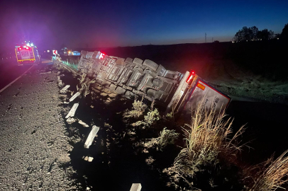 Uzunköprü'de Devrilen Tırın Sürücüsü Yaralandı