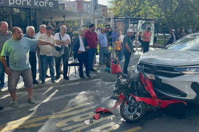 İki Otomobilin Arasında Kağıt Gibi Ezildi: Motosiklet Üzerindeki 2 Kişi Kazadan Yaralı Kurtuldu