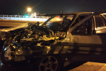 Tekirdağ'da Lastiği Patlayan Otomobil Bariyerlere Çarptı