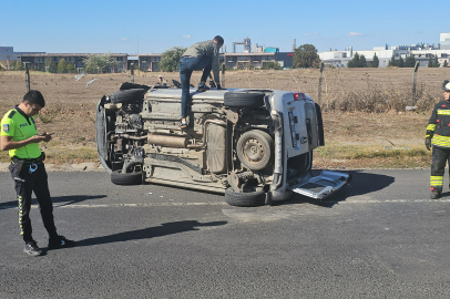 Trafikte Bekleyen Araca Çarpan Otomobil Yan Yattı: 2 Yaralı