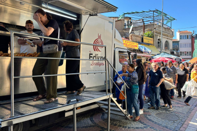 Edirne Belediyesi’nden Lari Cami’de Lokma İkramı