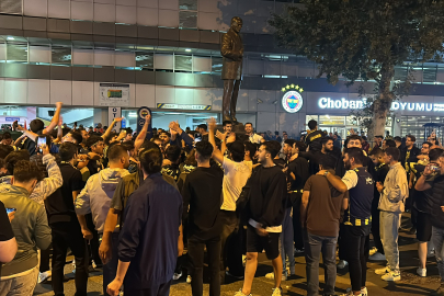 Fenerbahçeli Taraftarlar, Sadettin Saran'ın Başkan Seçilmesini Stat Önünde Kutladı