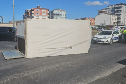 Çerkezköy’de Virajı Alamayan Kamyonet Devrildi