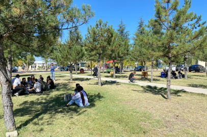TÜ Öğrencileri Güneşli Havayı Çimlerde Değerlendirdi
