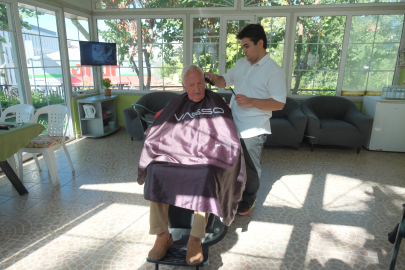 Kırklareli'nde Kuaförler Ahilik Haftası Kapsamında Huzurevini Ziyaret Etti