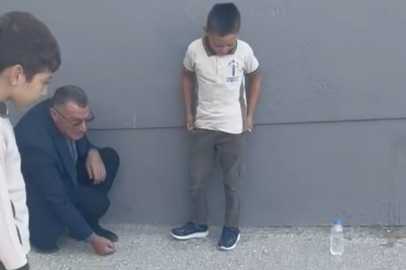 Okul Müdürü, Öğrencilerle Bahçede Misket Oynadı