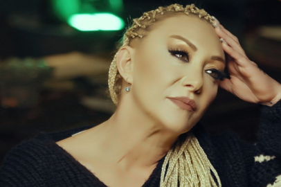 "Güllü" Adıyla Tanınan Şarkıcı Gül Tut, Balkonundan Düşerek Hayatını Kaybetti