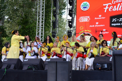 Edirne’deki Festivalde Halk Oyunları ve Darbuka Coşkusu