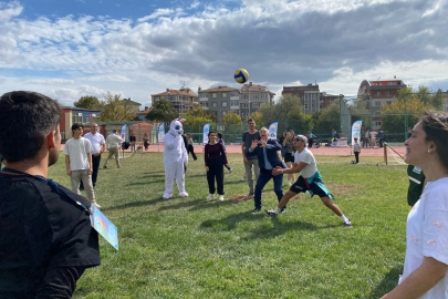 Rektör Hatipler Voleybol Oynadı, Şarkılara Eşlik Etti