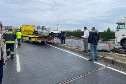 Kamyonla Çarpışan Otomobil Refüje Daldı