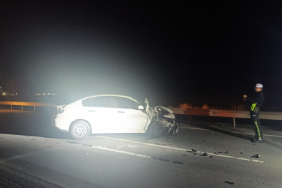 Otomobil Traktörün Römorkuna Çarptı: 2 Yaralı