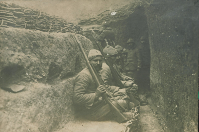 Türk Askerleri, Çanakkale Cephesinde Düşmanla Burun Buruna Siper Kazdı