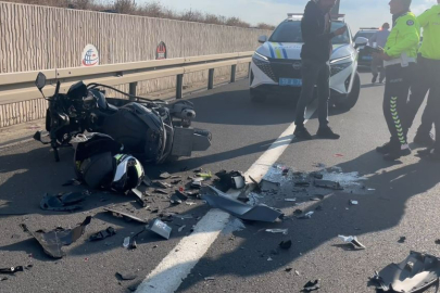 Emniyet Şeridindeki Otomobile Motosiklet Çarptı: 1 Yaralı