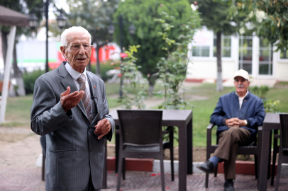 "Assolist Cemal" Huzurevini Şarkılarla Şenlendiriyor