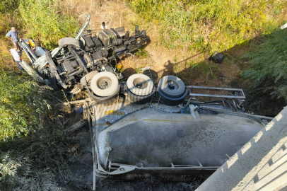 Kırklareli'nde Köprüden Dereye Düşen Tırın Sürücüsü Yaralandı