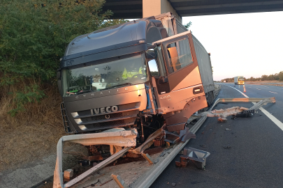 Tır, Bariyerlere Ok Gibi Saplandı