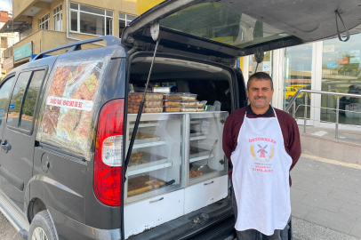 18 Yıldır Arabasında Tatlı Satıyor