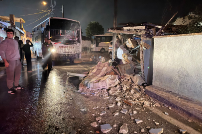 Edirne’de Minibüs Eve Girdi