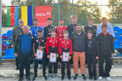 Edirneli Güreşçiler, Bulgaristan'daki Turnuvadan Madalyalarla Döndü