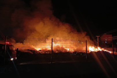 Tekirdağ'da Atık Toplama Merkezinde Çıkan Yangına Müdahale Ediliyor