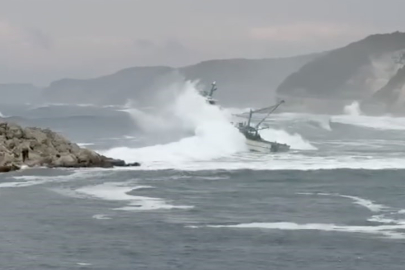 Balıkçı Teknesinin Dev Dalgalarla Mücadelesi: Yürekleri Ağza Getiren Anlar