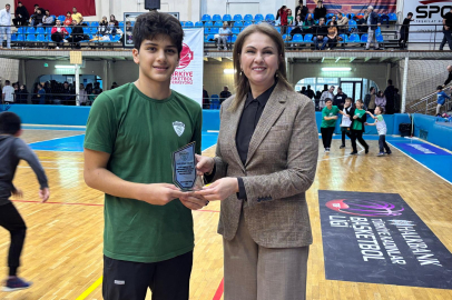 İba’dan Şampiyon Yüzücü Toprak’a Plaket