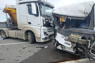 Tekirdağ'da Minibüs ile Tır Kafa Kafaya Çarpıştı: 1 Ağır Yaralı