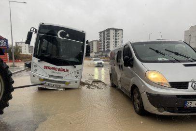 Edirne'de Sağanak Nedeniyle Çöken Yolda Oluşan Çukura Giren Minibüste Hasar Oluştu