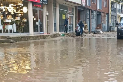 Edirne'de Vatandaşlar Ellerinde Kovalarla Su Tahliyesi Yaptı