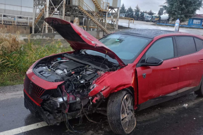 Kırklareli'nde Refüje Çarpan Otomobil Sürücüsü Yaralandı