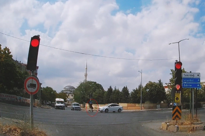 Yürekleri Ağza Getiren Kaza Kamerada: Yara Almadan Sağ Salim Kurtuldu