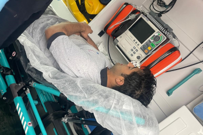 Çanakkale Boğazı’nda Balıkçılar, Denizde Çırpınan Bir Kişiyi Kurtardı