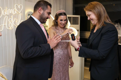 İba, Genç Çiftin Nişan Yüzüklerini Taktı