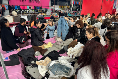 Çarşamba Pazarı'nda İndirimli Kıyafet Yoğunluğu