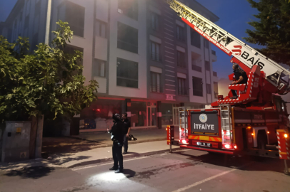 Tekirdağ'da Apartmanın Otoparkında Çıkan Yangında İki Otomobil Kullanılamaz Hale Geldi