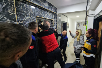 Asansörde Mahsur Kalan Vatandaş Kurtarıldı