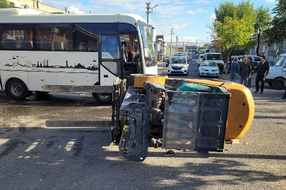 Midibüsün Çarpması Sonucu Devrilen İş Makinasının Operatörü Yaralandı