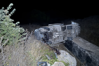 Çan'da Şarampole Devrilen Kamyonun Sürücüsü Yaralandı