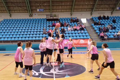 Pembe Dostluk Maçıyla Farkındalık Parkeye Taşındı