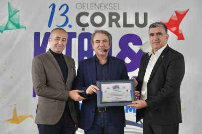 Çorlu Kitap ve Kırtasiye Fuarı’nda Sinan Meydan Okurlarıyla Buluştu