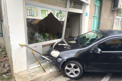 Tekirdağ'da Otomobil Dükkâna Girdi