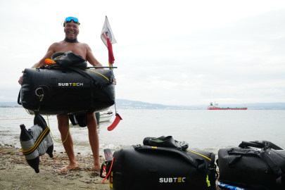 Yaşamını Sığdırdığı 3 Çantayla Yüzerek Denizleri Aşıyor