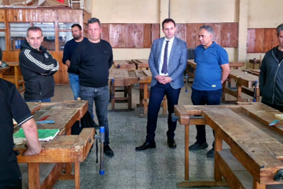 Gelibolu'da Meslek Liseliler Okul Sırası ve Masa Üretiyor