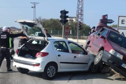 Kırklareli'nde İki Otomobilin Çarpıştığı Kazada Sürücüler Yaralandı