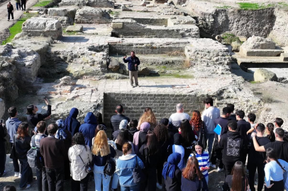 Tekirdağ'da Üniversite Öğrencileri Antik Kenti Gezdi