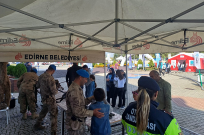 Jandarma Teçhizatına Çocuklardan Yoğun İlgi
