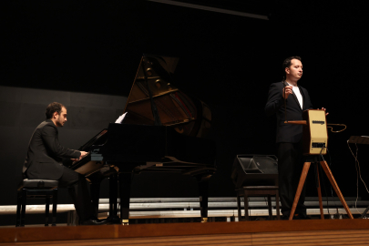 Rus Müzisyen Theremin, Dedesinin İcadı Temassız Müzik Aleti ile Çanakkale'de Konser Verdi