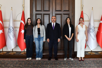 Vali Soytürk’ten ‘Minik Eller Sıcak Kalpler’ Projesine Destek