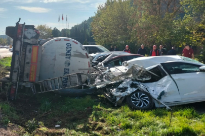 Balıkesir'de Devrilen Tanker, Park Halindeki 7 Araçta Hasar Oluşturdu